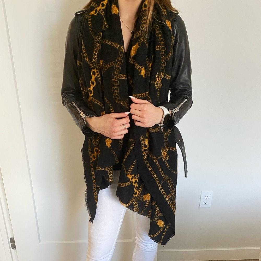 Beautiful trendy chain design scarf.